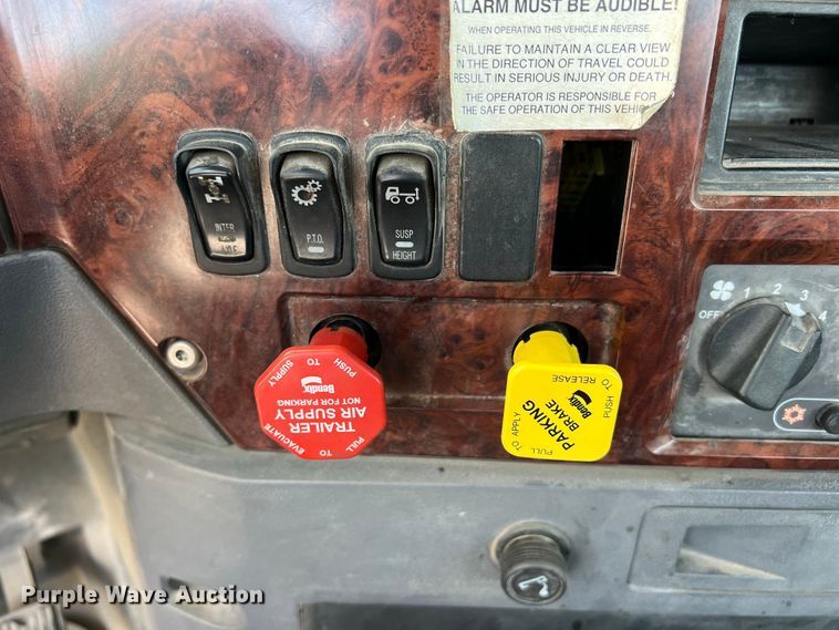 image for item DN3094 2015 Mack CXU  semi truck