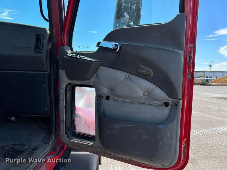 image for item DN3094 2015 Mack CXU  semi truck