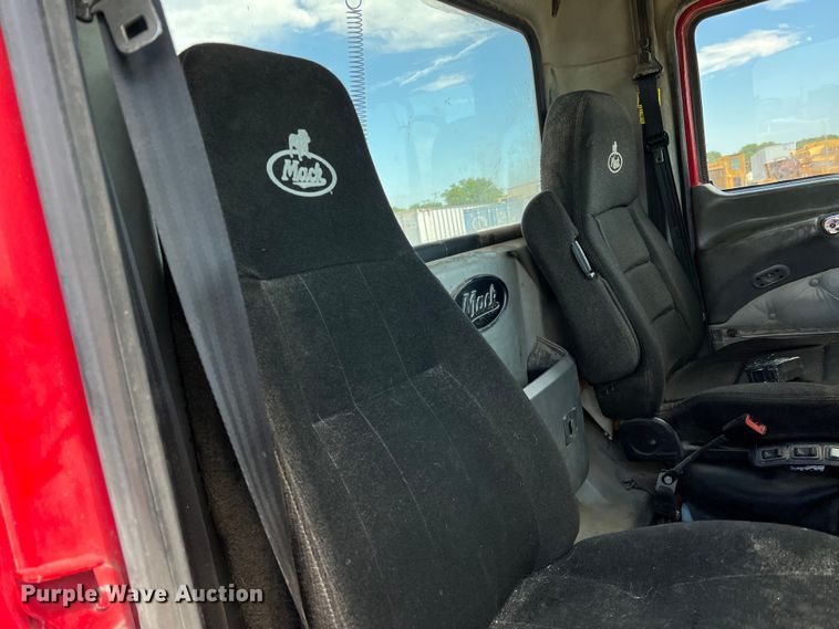 image for item DN3094 2015 Mack CXU  semi truck