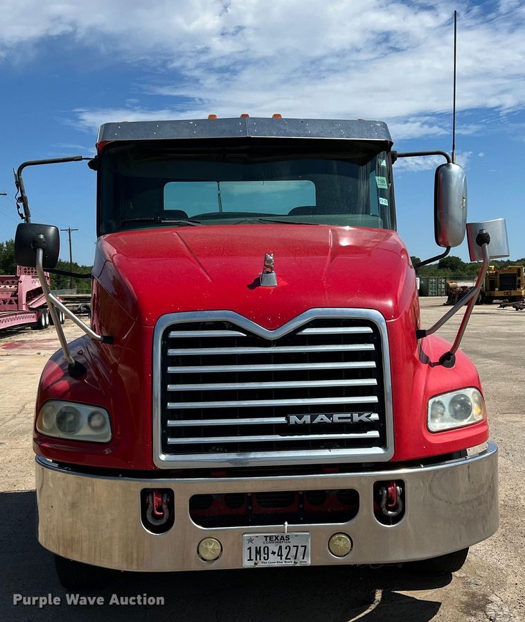 image for item DN3095 2015 Mack CXU  semi truck