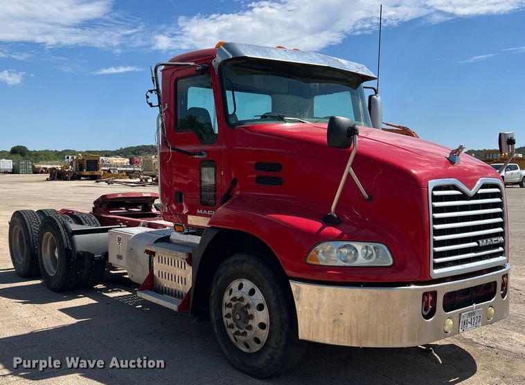 image for item DN3095 2015 Mack CXU  semi truck