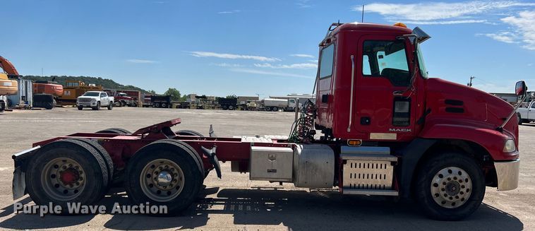 image for item DN3095 2015 Mack CXU  semi truck