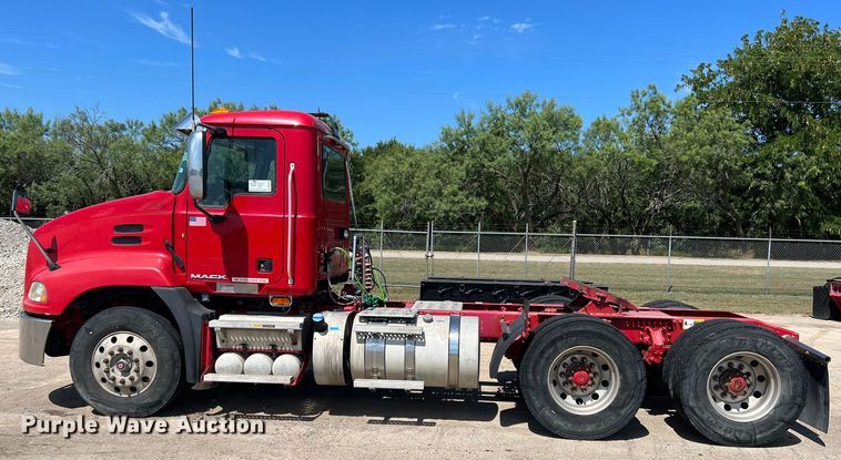 image for item DN3095 2015 Mack CXU  semi truck