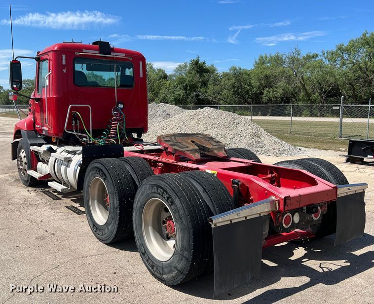 image for item DN3095 2015 Mack CXU  semi truck