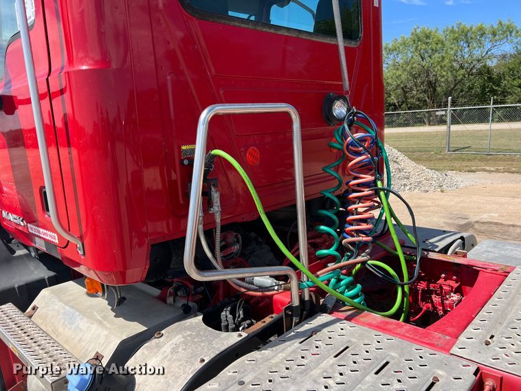 image for item DN3095 2015 Mack CXU  semi truck