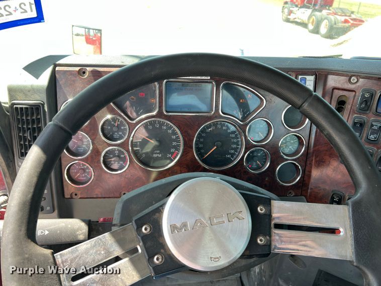 image for item DN3095 2015 Mack CXU  semi truck