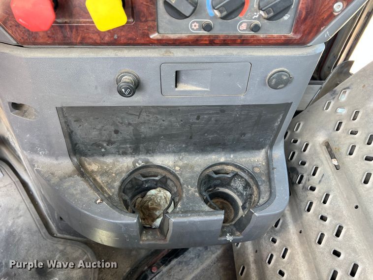 image for item DN3095 2015 Mack CXU  semi truck