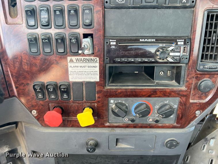 image for item DN3095 2015 Mack CXU  semi truck