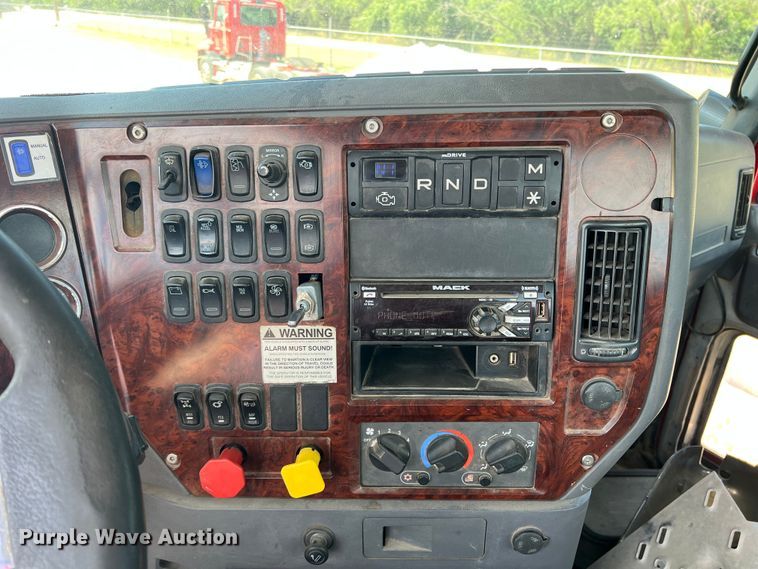image for item DN3095 2015 Mack CXU  semi truck