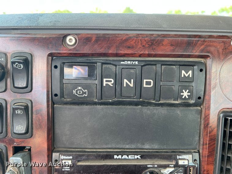 image for item DN3095 2015 Mack CXU  semi truck