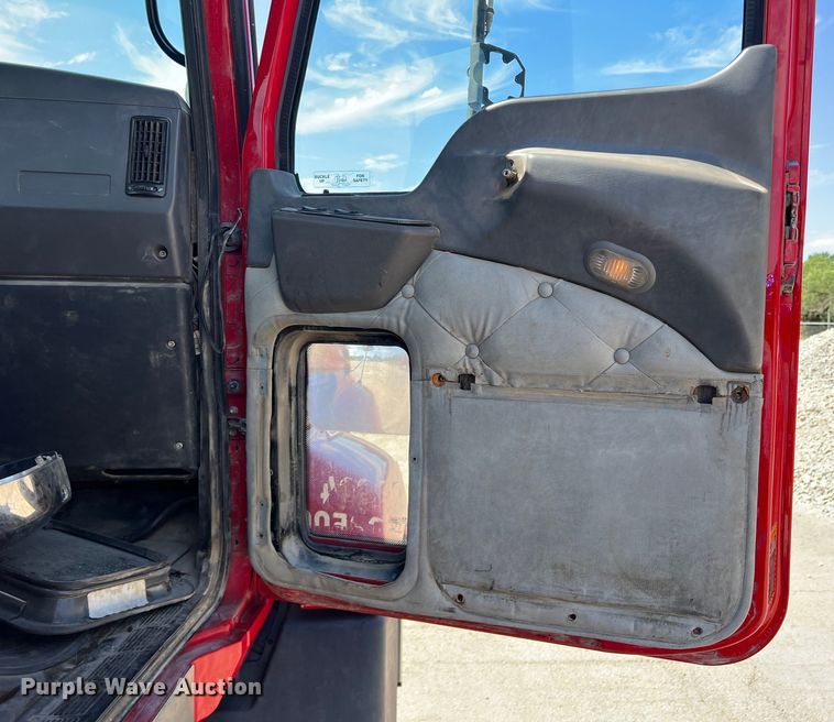 image for item DN3095 2015 Mack CXU  semi truck