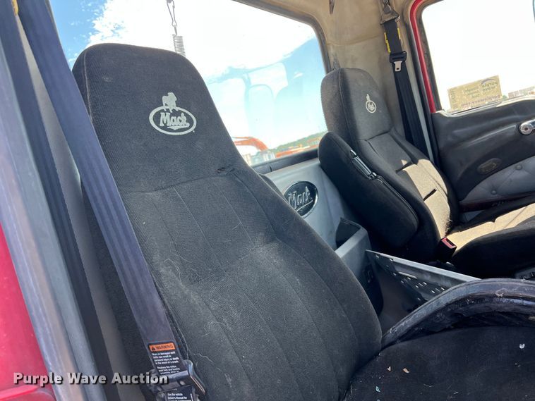 image for item DN3095 2015 Mack CXU  semi truck