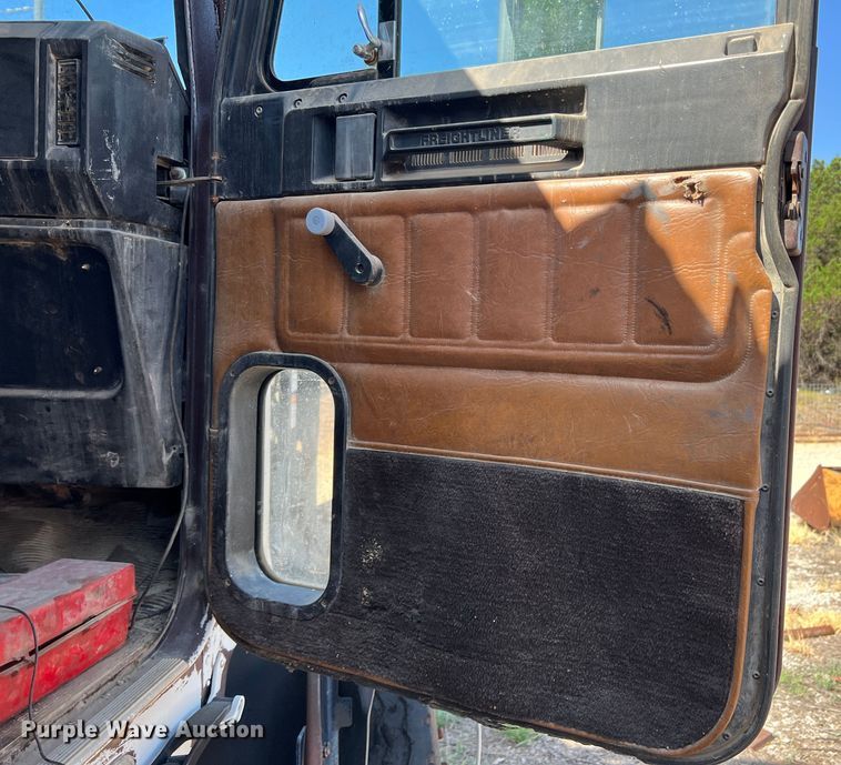 image for item DN3110 1994 Freightliner  dump truck