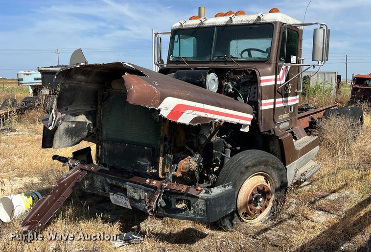 image for item DN3112 1994 Freightliner FLD  truck cab and chassis