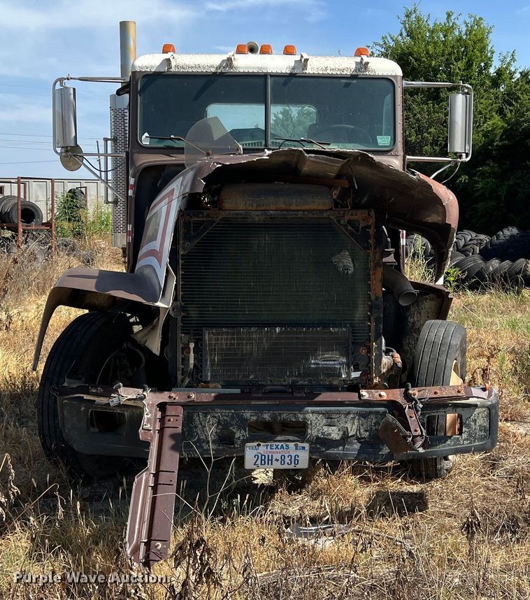 image for item DN3112 1994 Freightliner FLD  truck cab and chassis