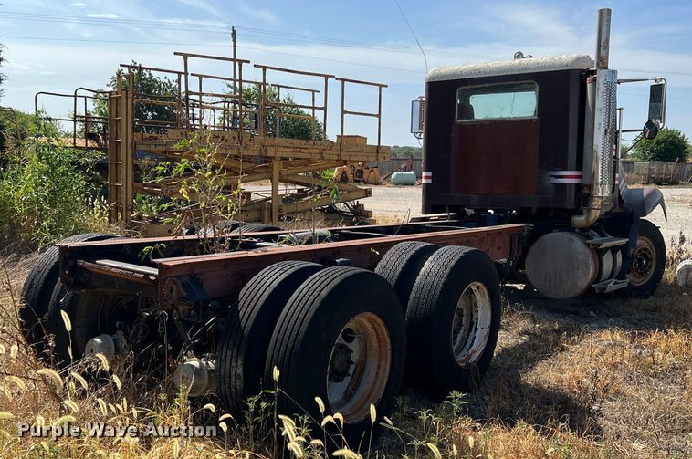 image for item DN3112 1994 Freightliner FLD  truck cab and chassis