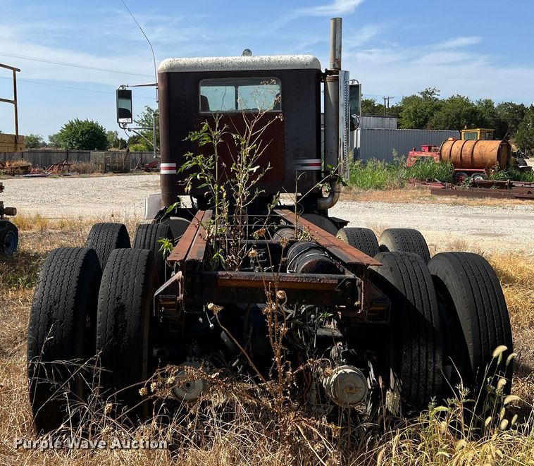 image for item DN3112 1994 Freightliner FLD  truck cab and chassis