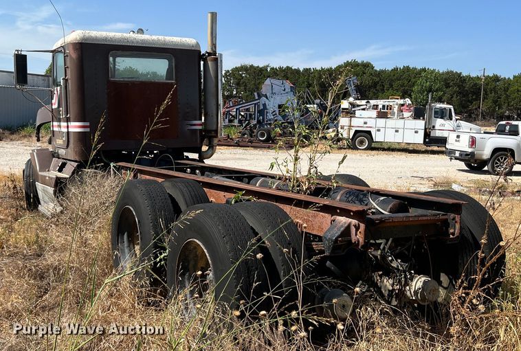 image for item DN3112 1994 Freightliner FLD  truck cab and chassis