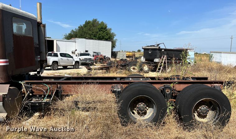 image for item DN3112 1994 Freightliner FLD  truck cab and chassis