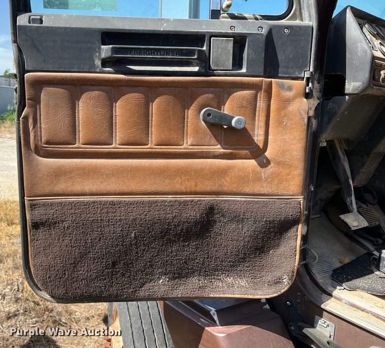 image for item DN3112 1994 Freightliner FLD  truck cab and chassis