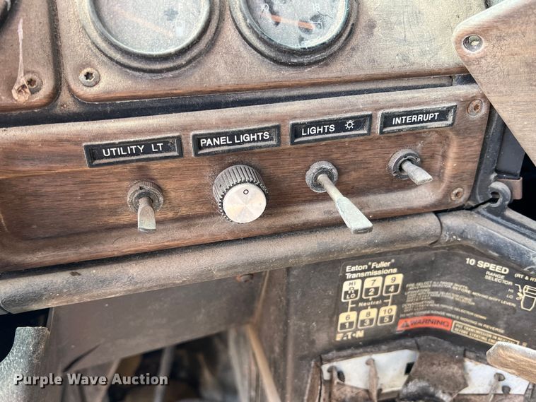 image for item DN3112 1994 Freightliner FLD  truck cab and chassis