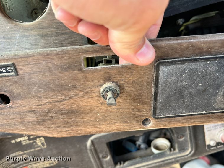 image for item DN3112 1994 Freightliner FLD  truck cab and chassis