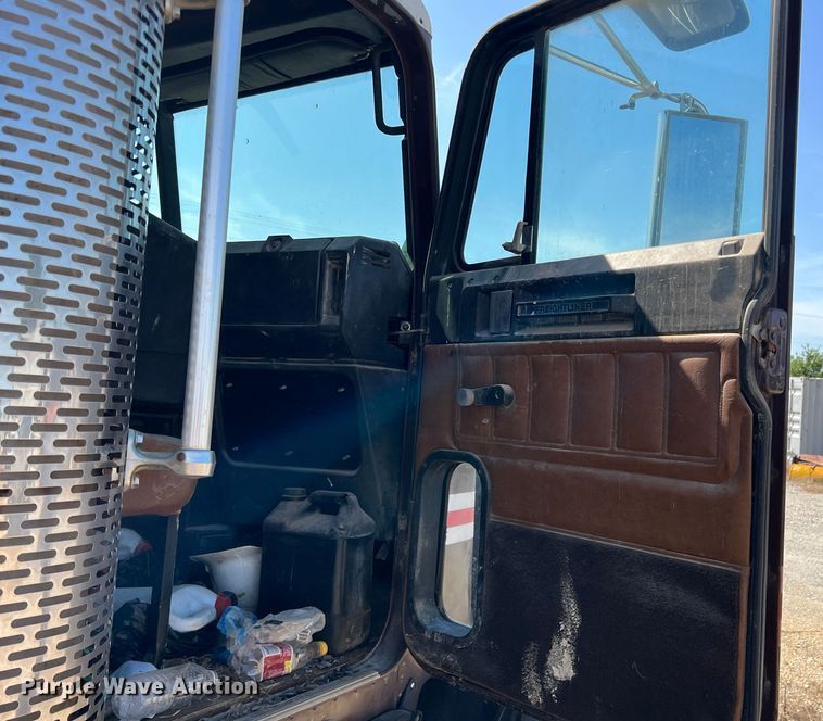 image for item DN3112 1994 Freightliner FLD  truck cab and chassis