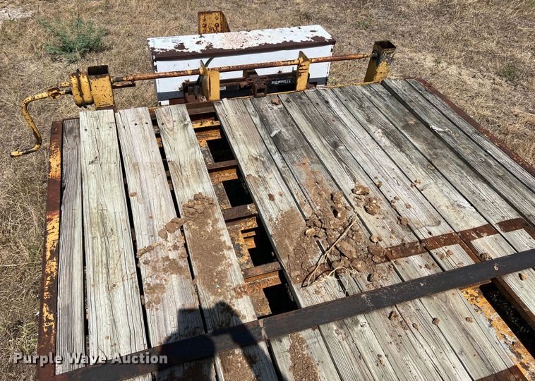 image for item DN3113 1999 Belshe FB-30  equipment trailer