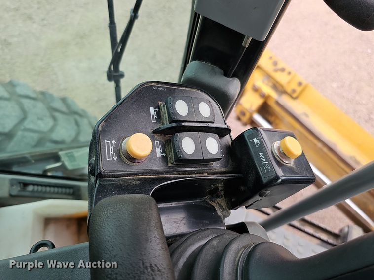 image for item DO2856 2014 Caterpillar 12M2 AWD VHP Plus  motor grader