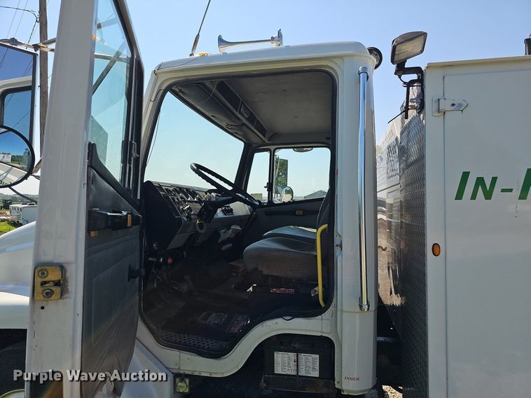 image for item DO2859 1998 Freightliner FL70  utility / service truck