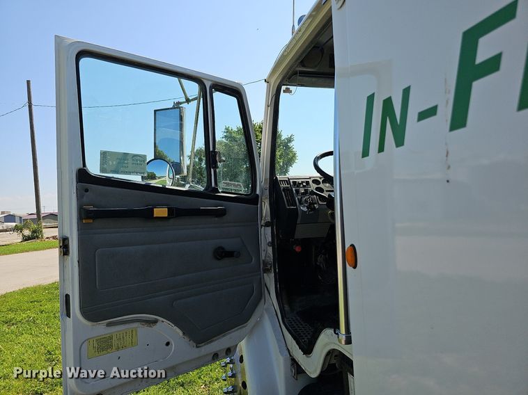 image for item DO2859 1998 Freightliner FL70  utility / service truck