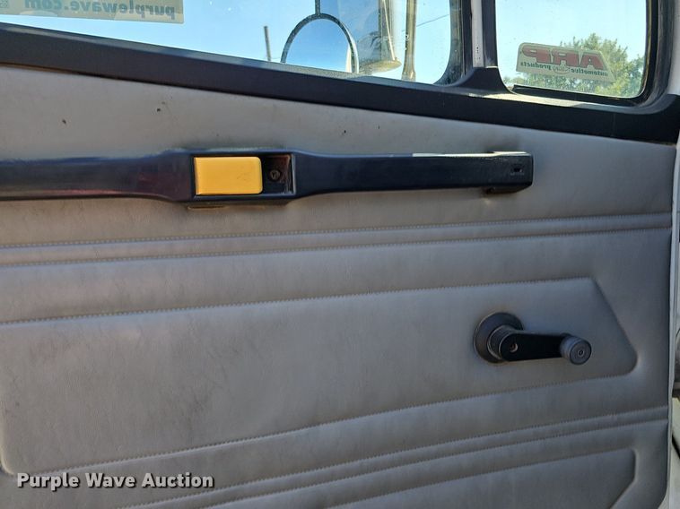 image for item DO2859 1998 Freightliner FL70  utility / service truck