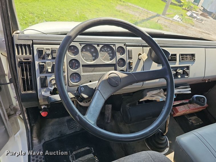 image for item DO2859 1998 Freightliner FL70  utility / service truck