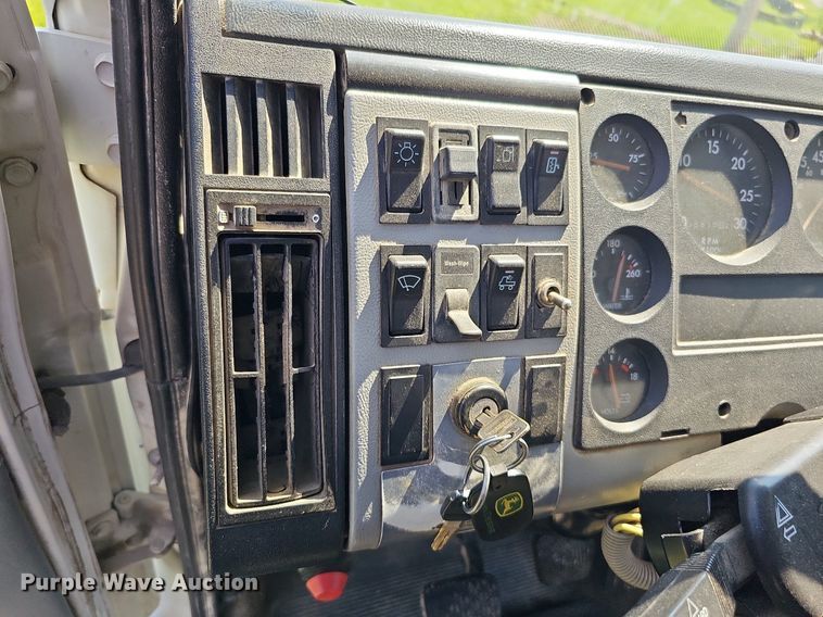 image for item DO2859 1998 Freightliner FL70  utility / service truck