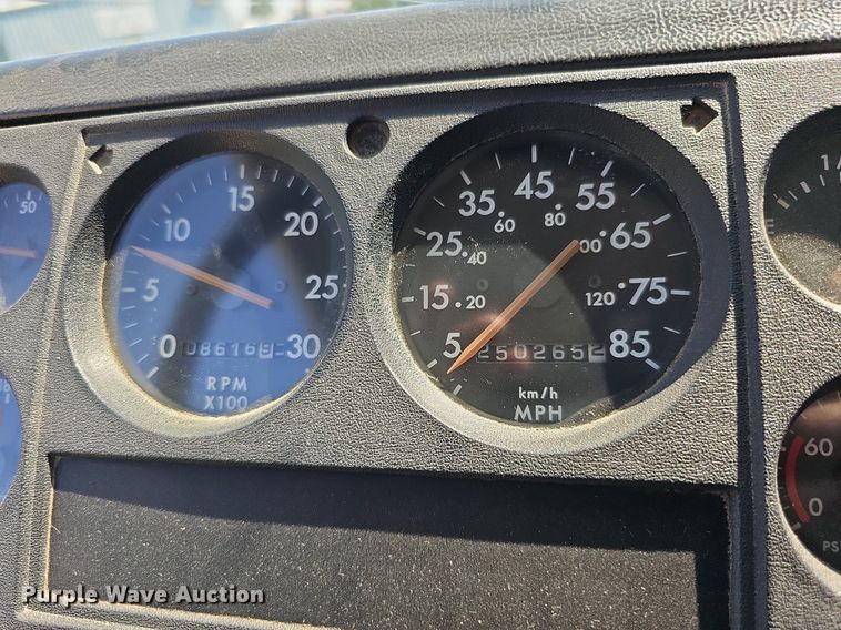 image for item DO2859 1998 Freightliner FL70  utility / service truck