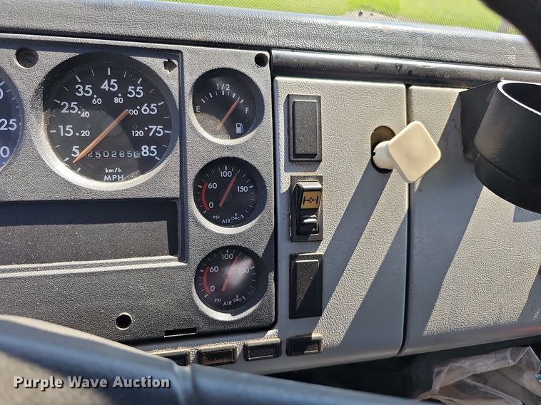 image for item DO2859 1998 Freightliner FL70  utility / service truck