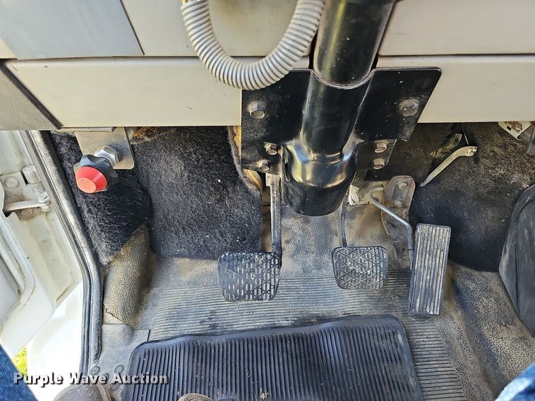 image for item DO2859 1998 Freightliner FL70  utility / service truck