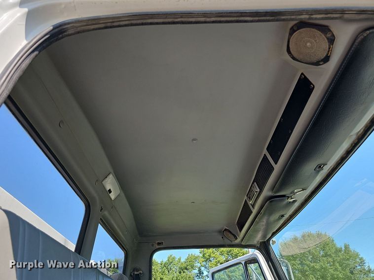 image for item DO2859 1998 Freightliner FL70  utility / service truck