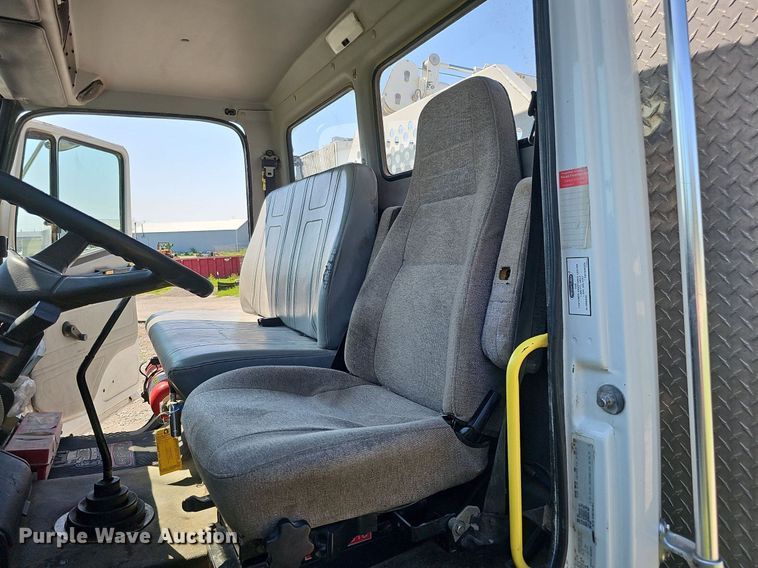 image for item DO2859 1998 Freightliner FL70  utility / service truck