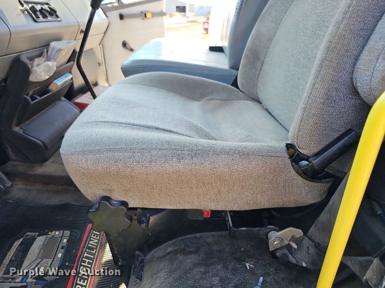 image for item DO2859 1998 Freightliner FL70  utility / service truck