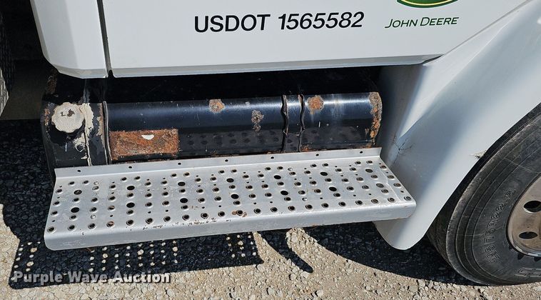 image for item DO2859 1998 Freightliner FL70  utility / service truck