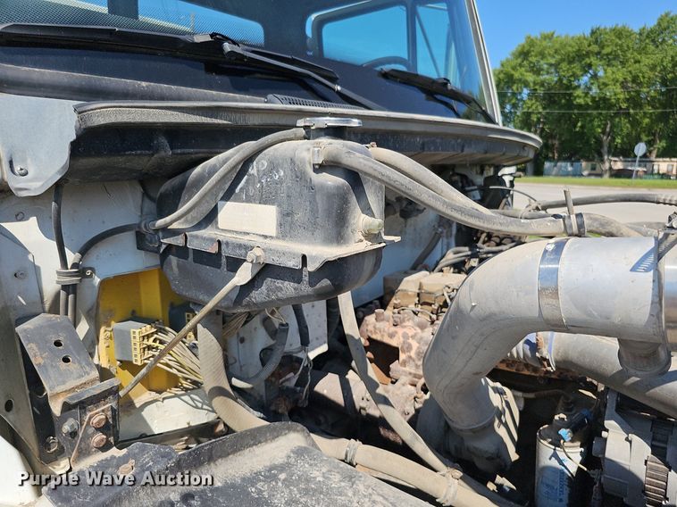 image for item DO2859 1998 Freightliner FL70  utility / service truck