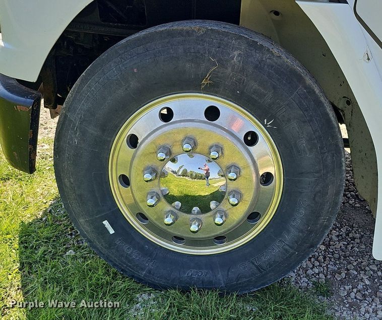 image for item DO2859 1998 Freightliner FL70  utility / service truck