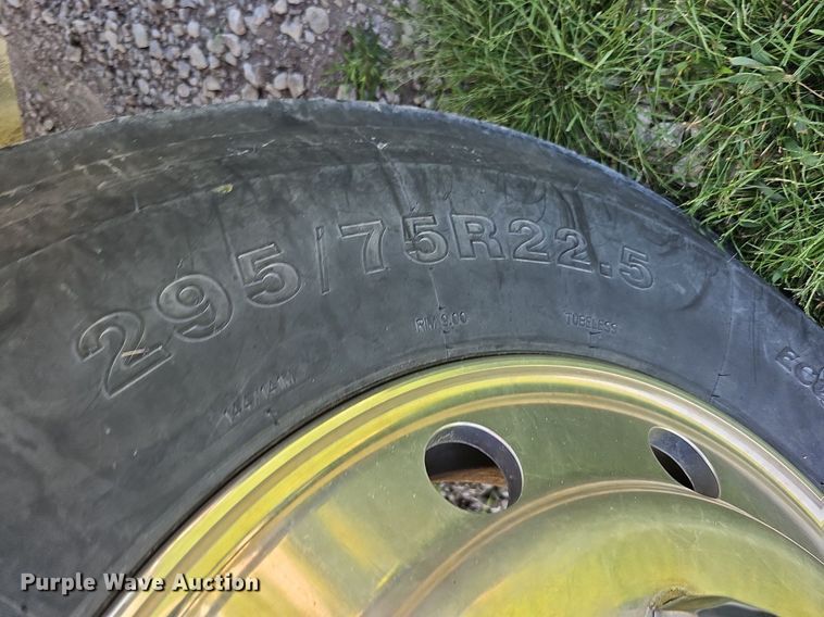 image for item DO2859 1998 Freightliner FL70  utility / service truck