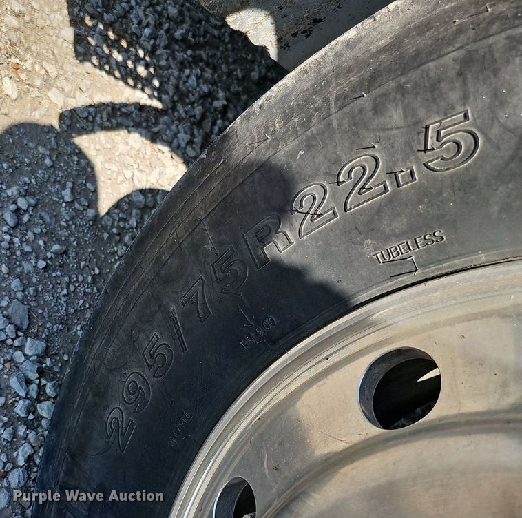 image for item DO2859 1998 Freightliner FL70  utility / service truck