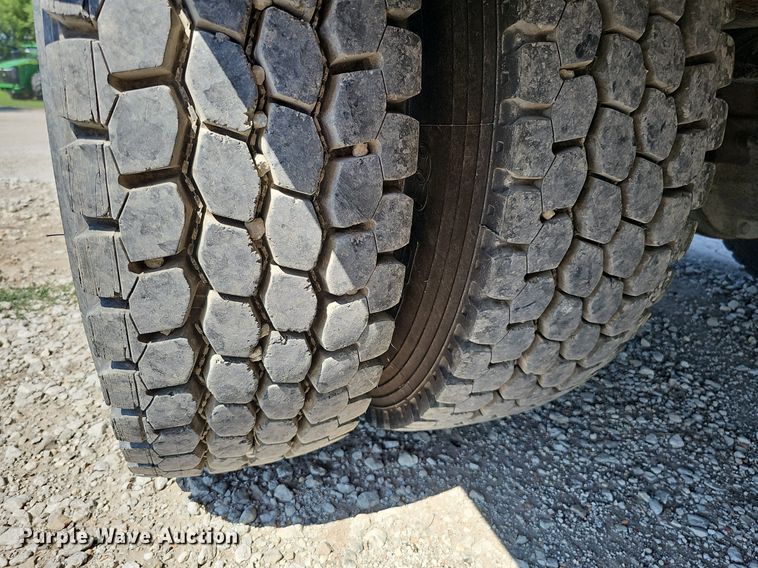 image for item DO2859 1998 Freightliner FL70  utility / service truck