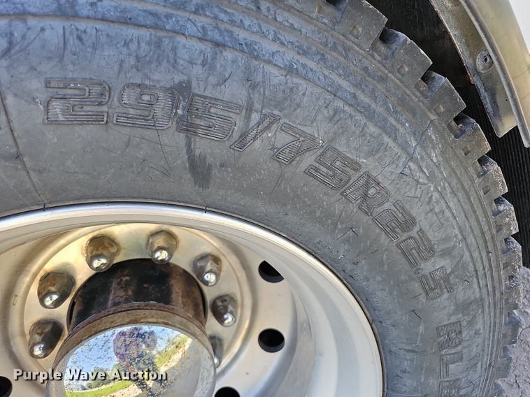 image for item DO2859 1998 Freightliner FL70  utility / service truck