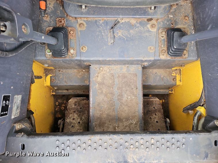 image for item DO2896 1999 New Holland LS190  skid steer loader