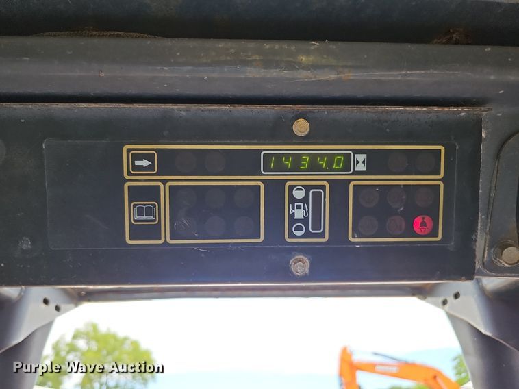 image for item DO2896 1999 New Holland LS190  skid steer loader