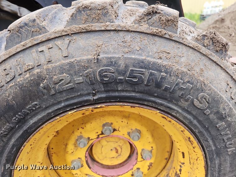 image for item DO2896 1999 New Holland LS190  skid steer loader